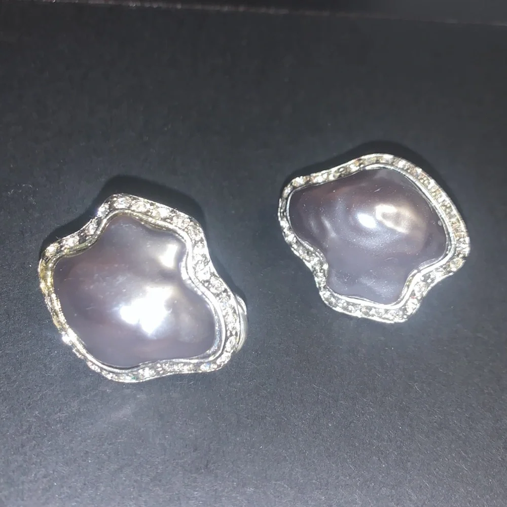 Kenneth Jay Lane pearl Vintage Deco Inspired Mabé Pearl Earrings clip earings - Picture 4 of 13